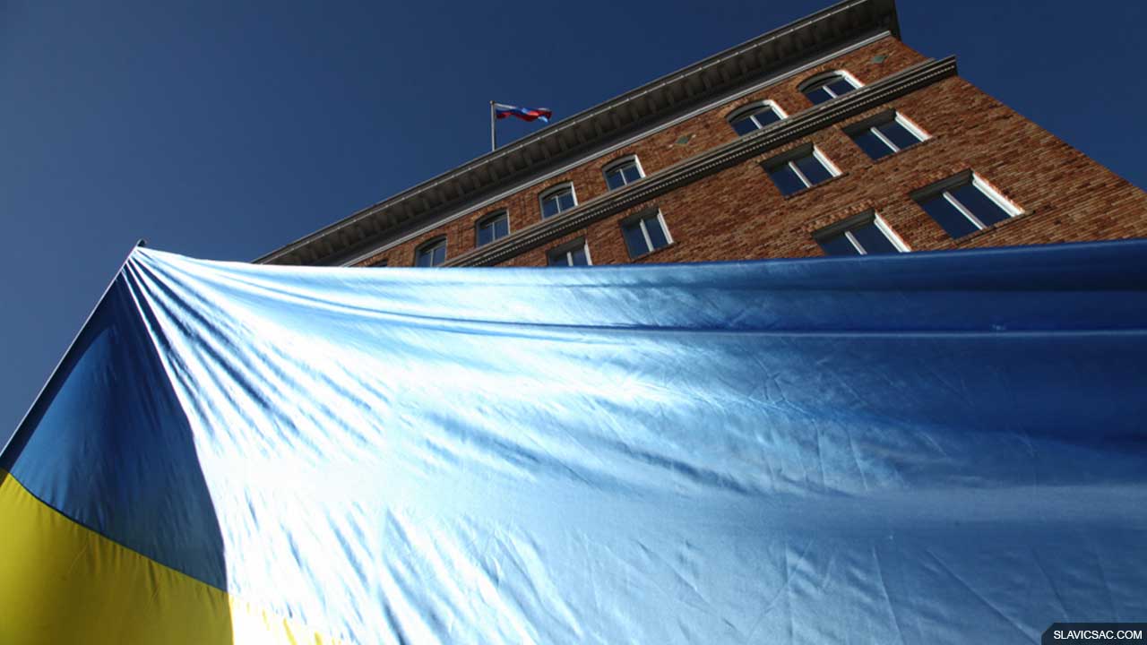 Russian consulate in San-Francisco with Ukrainian flag