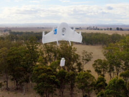 экспериментальный дрон Google доставляет посылку в Австралии.