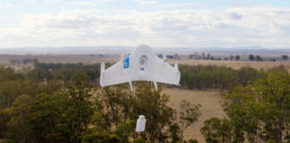 экспериментальный дрон Google доставляет посылку в Австралии.