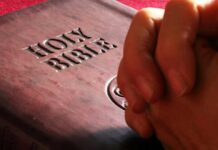 Атеист из Флориды просит школьные округа избавиться от Библии Bible