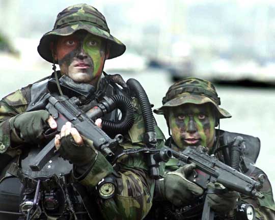US_Navy_SEALs_in_from_water