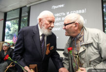 Правильная осанка повышает самооценку, утверждают ученые Elderly people