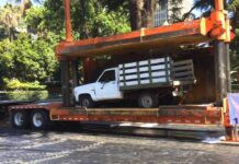 У Капитолия штата расплющили старый пикап