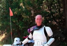 Штурмовик из Star Wars месяц добирался пешком на Comic-Con в честь покойной жены