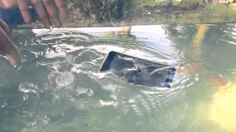 В Пало-Альто придумали смартфон, который не тонет в воде