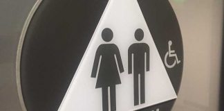 Трансгендерная активистка арестована за “гражданское неповиновение” в туалете Restroom