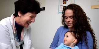 Все больше число родителей считают вакцинацию излишней