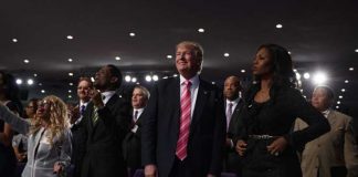 Трамп выступил перед членами чернокожей церкви Детройта