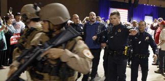 Охрана увела Трампа со сцены во время выступления в Неваде Трамп