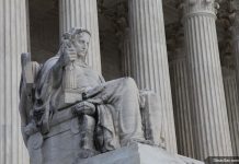 К чему ведёт неограниченное временем пребывание в верхних слоях власти? US Supreme Court Statue Lady Justice