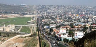 Трамп потребовал выделить средства на строительство стены на границе с Мексикой на границе с Мексикой