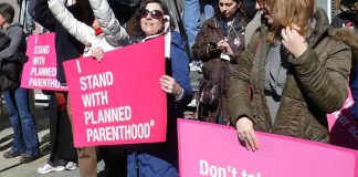 Дональд Трамп ввел запрет на финансирование абортов Planned Parenthood