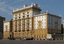 Власти РФ высылают двух сотрудников посольства США Посольство США в Москве