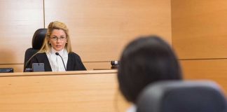 Когда расовая ненависть является преступлением? Courtroom