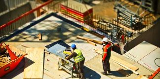 Калифорнийцы смогут получить дополнительную помощь во время пандемии Construction workers