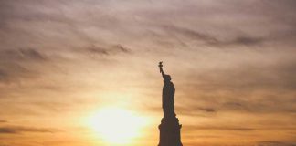 Трамп приостановил выдачу некоторых рабочих виз в США