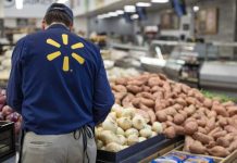 Полиция Аризоны арестовала пару, кашлявшую в Walmart и отказавшуюся надеть маски Walmart
