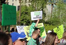 В Техасе запретили требование обязательной вакцинации против COVID-19 Protest in Sacramento, California