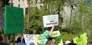 Трамп подписал указ “о поддержке американских семей” Protest in Sacramento, California