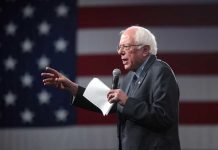 Демократы выражают протест против политики Трампа берни сандерс