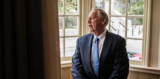 Пастор Белого дома считает эпидемию коронавируса наказанием от Бога