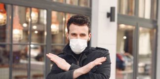 CDC: люди, получившие вакцину от COVID-19, могут собираться без масок