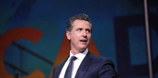 Калифорнийские родители школьников судятся с губернатором из-за масок