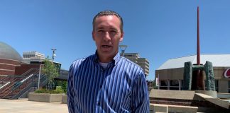 Пастор, не верящий в COVID-19, просит присылать ему стимулирующие чеки