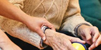 15 миллионов американцев рискуют потерять Medicaid Elderly people