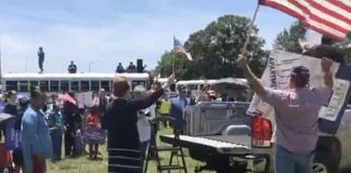 Прихожане вышли на протест, чтобы поддержать своего пастора, отрицающего COVID-19