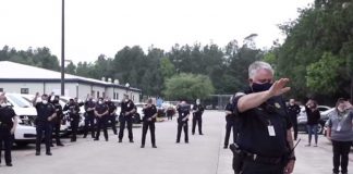 Сотрудники департамента шерифа Техаса помолились за офицера, заболевшего COVID-19