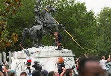 Полиция спасла памятник Эндрю Джексону от демонстрантов
