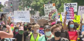 Несмотря на запрет, ЛГБТ-активисты Чикаго провели ежегодный прайд-парад