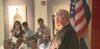 Иммигрантка из России приняла участие в процессе натурализации во время пандемии