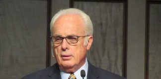 У церкви отберут землю из-за проведения служб в помещении во время пандемии COVID-19 Pastor John MacArthur