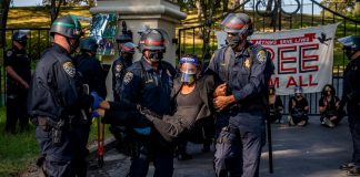 Демонстранты приковали себя цепями к дому губернатора Калифорнии