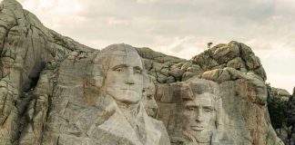 Президент Трамп поздравил Америку с Днем независимости