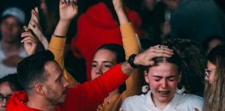 В школе “сверхъестественного служения” Вефиль всплеск случаев коронавируса