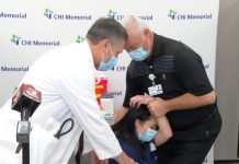Медсестра упала в обморок через несколько минут после вакцинации от коронавируса