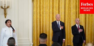 В Белом доме прошла церемония приведения к присяге новых граждан США