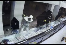 Группа вооруженных молотками налетчиков на глазах у охраны ограбила ювелирный магазин