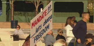 Городские служащие в Сан-Диего выступают против обязательной вакцинации