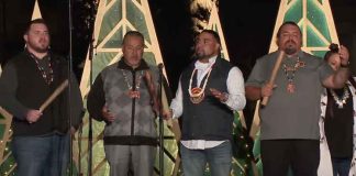 Рождественскую елку в Сакраменто зажгли шаманы, евангельские церкви и члены ЛГБТ-сообщества