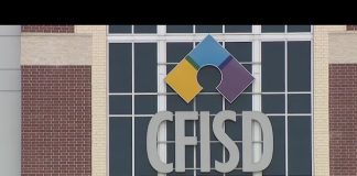 Женщина положила ребенка в багажник, чтобы не заразиться COVID-19