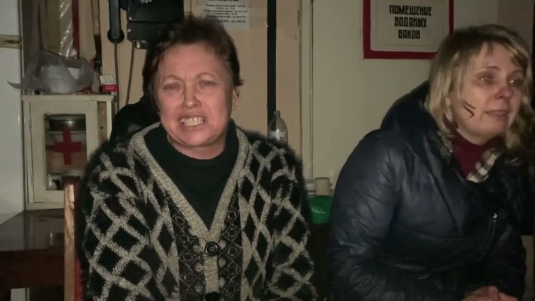 Мариупольцы отметили Пасху сухпайками “Азова”