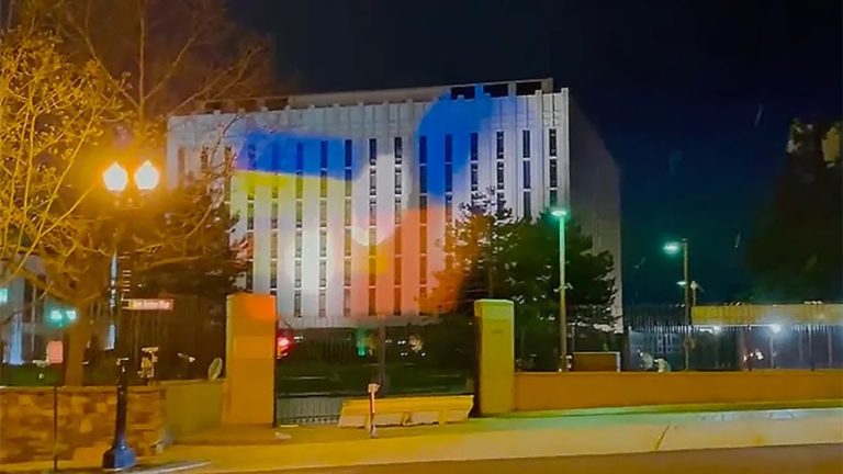 На здании посольства РФ в Вашингтоне идут «прожекторные войны»
