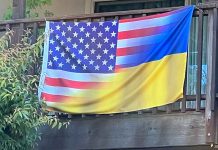 Десятки тысяч украинских беженцев в США могут быть депортированы US Ukrainian flag