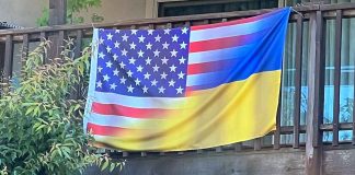 Десятки тысяч украинских беженцев в США могут быть депортированы US Ukrainian flag