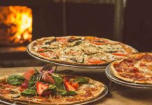 Художники Поночевный и Ибрагимов готовят итальянскую пиццу Pizza