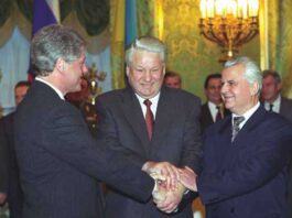 U.S. President Clinton, Russian President Yeltsin, and Ukrainian President Kravchuk after signing the Trilateral Statement in Moscow on 14 January 1994.